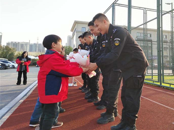 喜迎警察節(jié) 萌娃進(jìn)警營