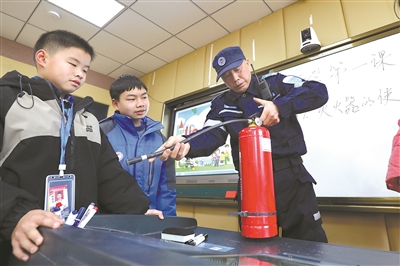 各地中小學(xué)全力營造安全、溫馨的校園面貌，迎接學(xué)生返?！履晷職庀?啟航新學(xué)期