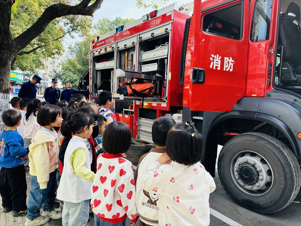 孩子們參觀消防車.jpg