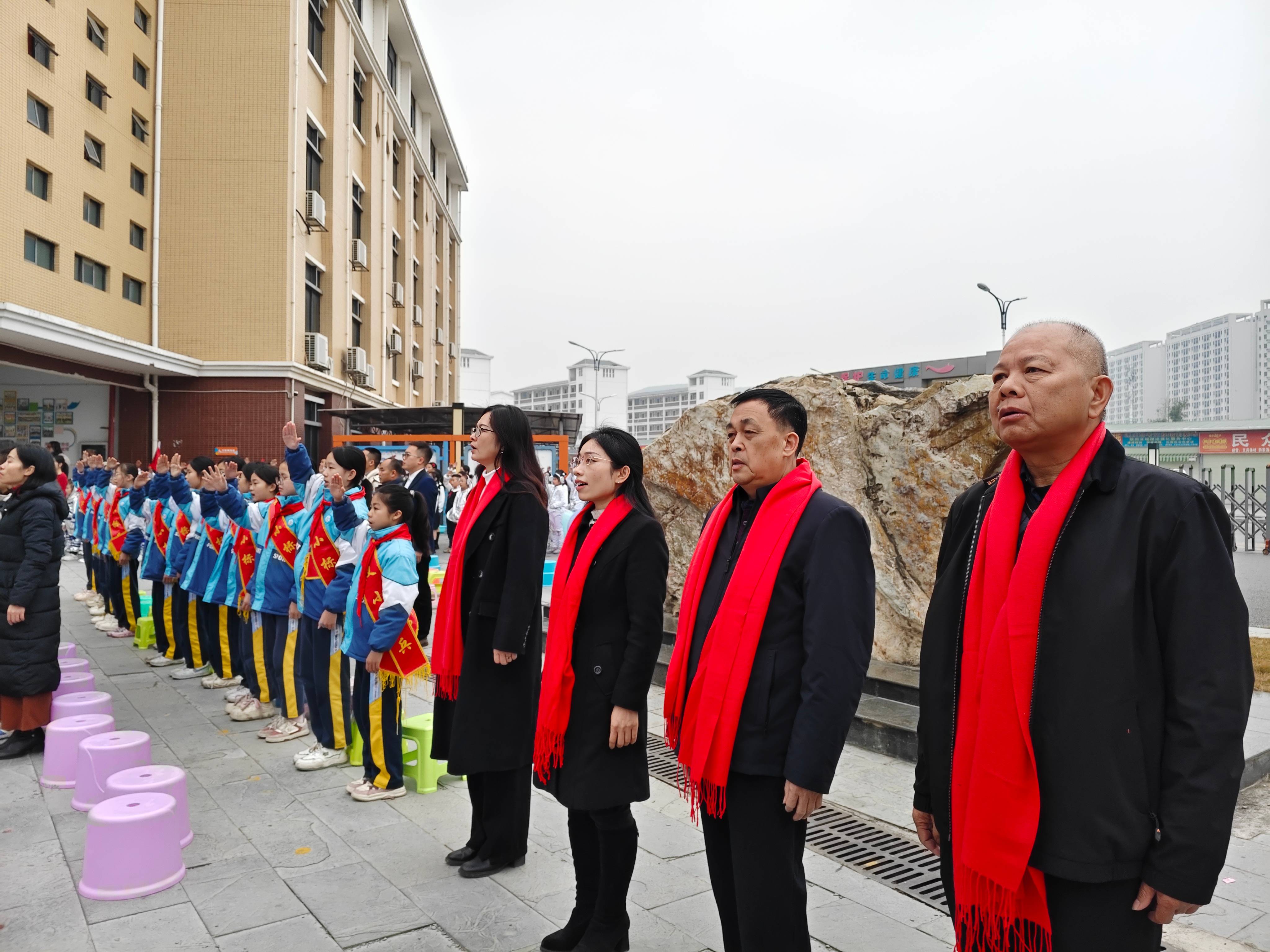 12月31日百色市關(guān)工委開展慶元旦關(guān)愛慰問活動 (2).jpg