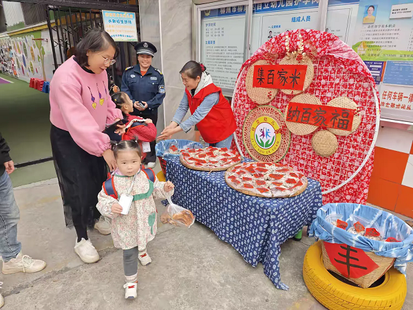 1月7日，柳州市柳南區車輛廠東社區關工小組聯合衛健、綜治到柳南區自立幼兒園開展“濃情迎臘八 粥到暖童心”民俗體驗活動（李海雪）.png