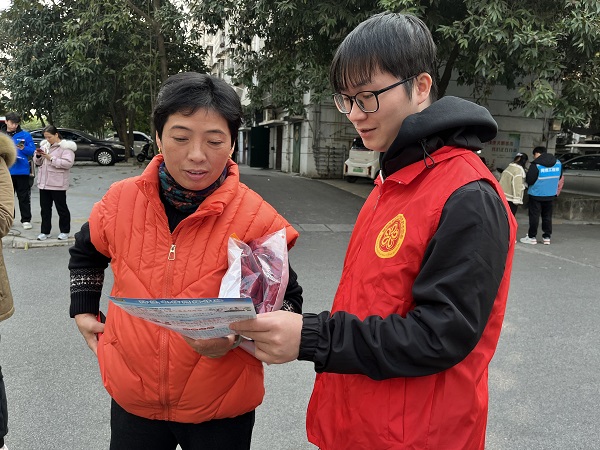 1月8日，柳南區河西街道中山花園社區關工小組、新時代文明實踐站聯合河西派出所共同開展“防范意識于心，反詐行動于行”反詐知識宣傳活動1（寧智萱）.jpg