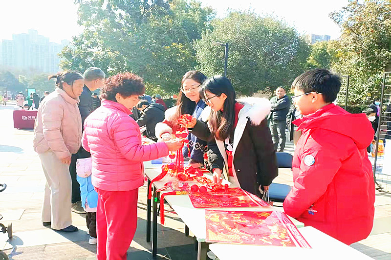 江蘇省南京市建鄴區南苑街道興達社區組織青少年開展“迎新春”愛心義賣活動 (1).jpg