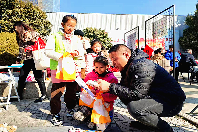 江蘇省南京市建鄴區南苑街道興達社區組織青少年開展“迎新春”愛心義賣活動 (6).jpg