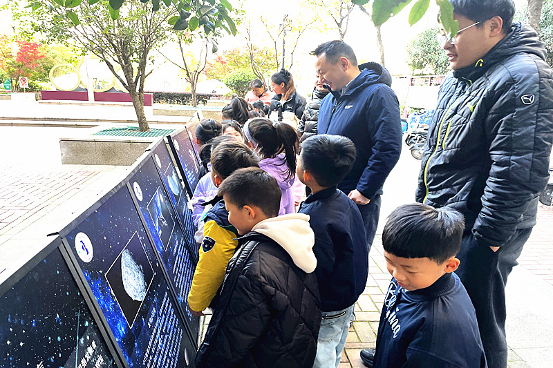 江蘇省南京市棲霞區龍潭街道龍岸花園社區開展“天文與科學”主題活動 (2).jpg