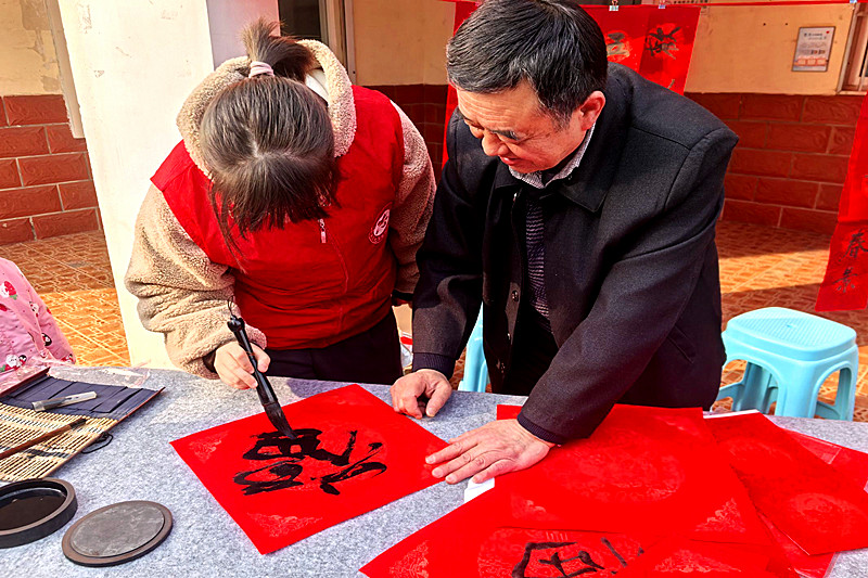 江蘇省南京市秦淮區光華路街道銀龍東苑社區關工委開展“童游東苑，蛇趣融融”主題活動(2).jpg