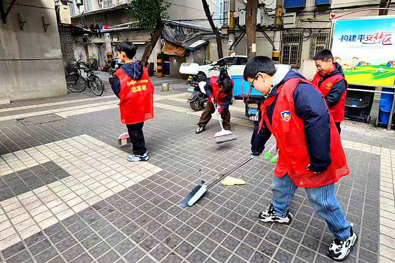 江蘇省南京市秦淮區朝天宮街道張府園社區關工委開展“小小雷鋒清潔家園”活動(1).jpg