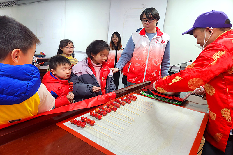 江蘇省南京市秦淮區朝天宮街道張府園社區關工委開展冰糖葫蘆制作活動(2).jpg