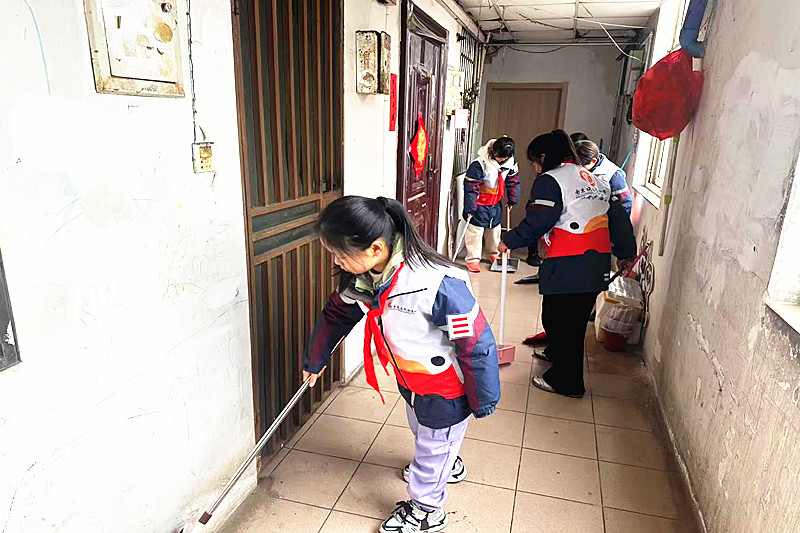 江蘇省南京市棲霞區(qū)燕子磯街道曉莊村社區(qū)關(guān)工委組織開展“校社共建學(xué)雷鋒”志愿服務(wù)活動(1).jpg